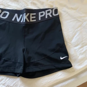 Nike shorts - Helt nya Nike shorts, köpta i somras men aldrig använda.. 