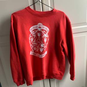 Röd sweatshirt köpt på second hand, knappt använd av mig och har mycket fin passform 