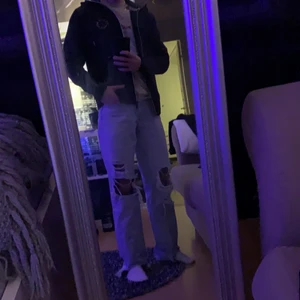 Hugo boss zip hoodie  - Svart Hugo boss zip hoodie, mycket fint skick. Original pris 1 990:- Pris går o diskutera vid snabb affär