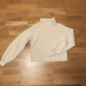 Tröja från lager 157 - Fin tröja från lager 157, nyskick. Färgen på bilden är lite missvisande, den är mer beige i verkligheten. Både lång krage och långa ärmar som går att vika ner. Nypris 200 kr tror jag. Dm för mer bilder