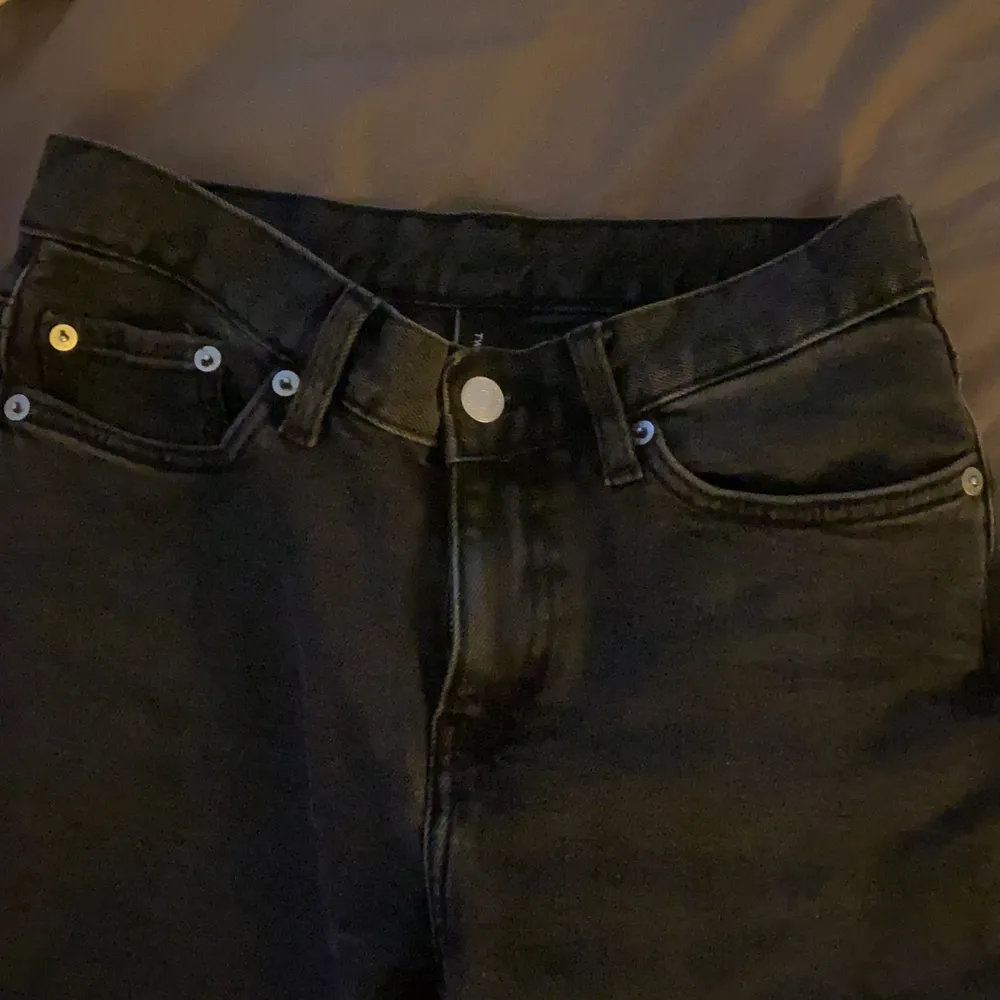 Svart/gråa jeans från weekday modell twig. Lite lågmidjade fram och högre bak. Superfint skick. Har klippt bort lappen där storleken stog men skulle säga att det är typ 25/30. Jeans & Byxor.