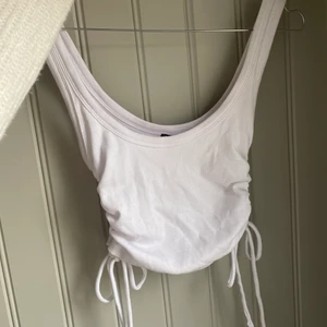 ZARA topp - Söt topp med knytningar på sidorna från Zara. Storlek S & bra skick! Köparen står för frakten🚚📦❤️