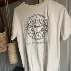 T shirt pull & bear - Superbra skick! Storlek S från pull & bear💜 Köparen står för frakten 🚚 