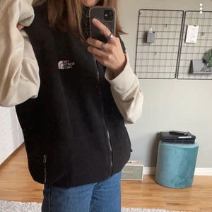 The north Face väst - The north Face väst i fleece som inte kommer till användning längre då jag bytt stil. Storlek XL men finns så man kan dra åt nertill och passar då alla storlekar, även mig med xs/s. 🥰