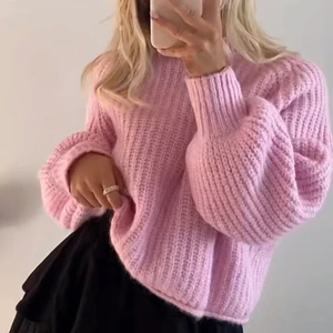 Zara stickad tröja - Rosa assnygg stickad tröja från zara. Endast använd två tre gånger, så i fint skick☺️ finns ej kvar på hemsidan. (KÖP DIREKT 310kr)