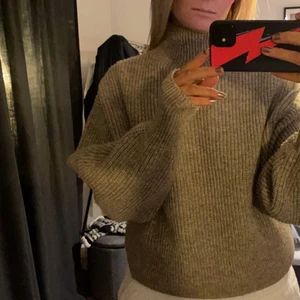 Stickad beige tröja  - Stickad beige tröja med krage från hm💕