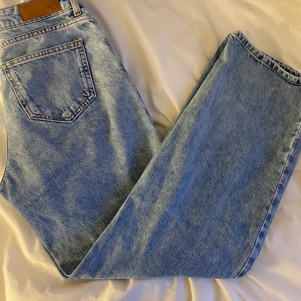 Jeans från Bik bok sitter tajt i midjan! Storlek 24 vilket är minsta storleken. Jag bär vanligtvis xs-s eller 34 i andra byxor. . Jeans & Byxor.