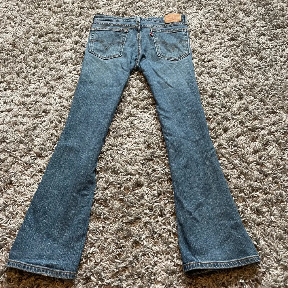 Innerben 75cm, midjemått 78cm                Säljer mina super snygga vintage jeans från Levis. Säljer pga att dom inte kommer till användning då dom är lite förstora:( vet tyvärr inte storleken eftersom de är köpta vintage! Köparen står för frakten 🥰. Jeans & Byxor.