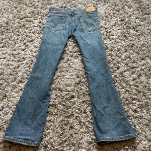Innerben 75cm, midjemått 78cm                Säljer mina super snygga vintage jeans från Levis. Säljer pga att dom inte kommer till användning då dom är lite förstora:( vet tyvärr inte storleken eftersom de är köpta vintage! Köparen står för frakten 🥰