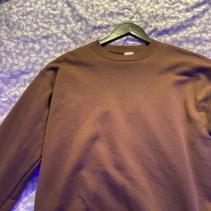 Basic brun sweatshirt  - Säljer denna bruna sweatshirten! Väl använd och i mycket bra skick! Kontakta mig vid intresse😍