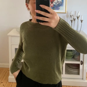 Stickad  - Stickad tröja i fin grön färg