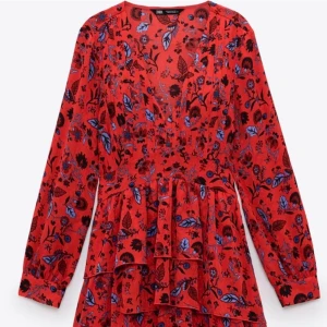 Zara sommarklänning  - Superfin röd klänning från zara, slutsåld!