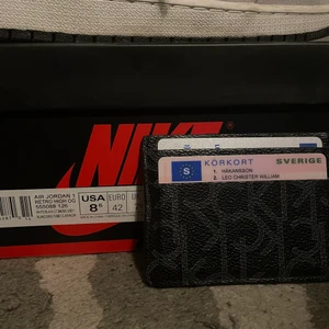 Jordans 1 Highs - Jordans 1 smoke grey höga, eu42 us8,5. Säljer de för 2000, vid snabb affär kan ja gå ner lite. Köpta från sneakersnstuff. 