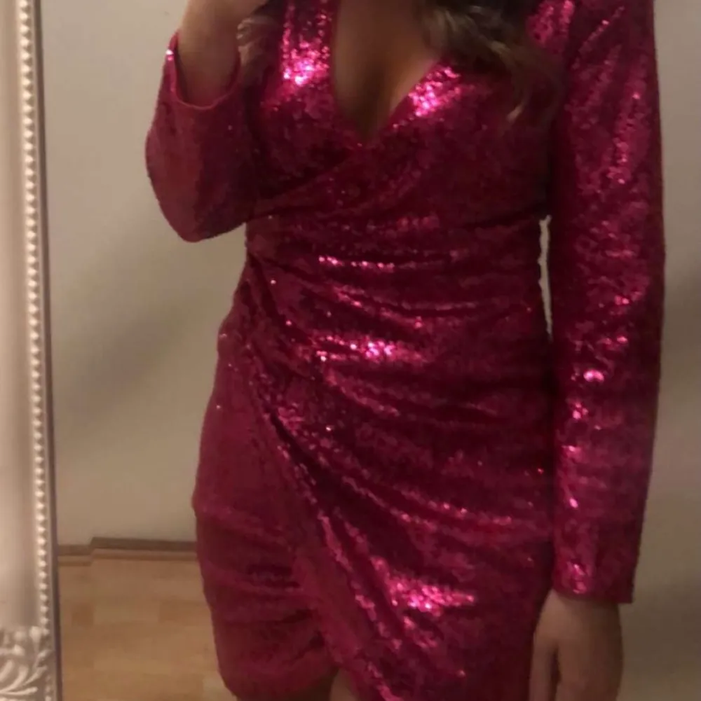 Väldigt fin rosa klänning från Nelly. Tror den är helt slutsåld. Väldigt bra skick eftersom den bara är använd under ett tillfälle.  Storlek 36.  Säljer för 330kr+frakt.  #nelly. Klänningar.