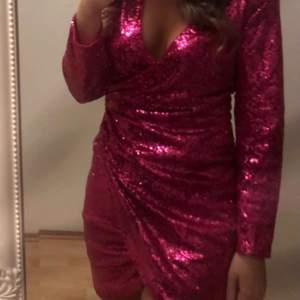 Väldigt fin rosa klänning från Nelly. Tror den är helt slutsåld. Väldigt bra skick eftersom den bara är använd under ett tillfälle.  Storlek 36.  Säljer för 330kr+frakt.  #nelly