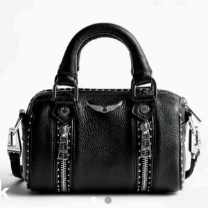 Zadig väska - Säljer denna supersnygga väska från Zadig. Den är sparsamt använd. Kan mötas upp i Stockholm annars står köpare för frakt💕