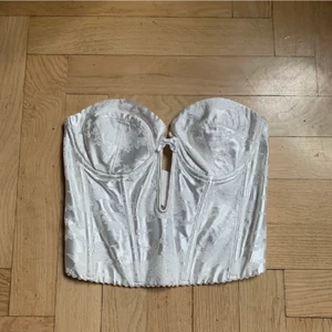 Korsett  - Supersöt korsett, står ingen storlek men passar strl S. Frakten ingår