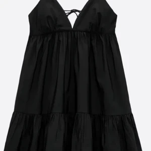 Zara klänning  - Klänning från Zara, väldigt populär och trendig, använd 2 gånger. Storlek S, sitter så fint och du knyter banden i ryggen efter hur långa du vill att banden ska va 💕🤍💓 KÖP DIREKT FÖR 400kr! 