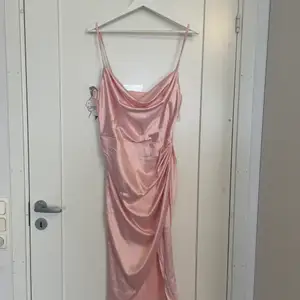 Rosa klänning i silke med slits 