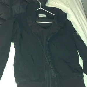 Stone island Vårjacka  - Säljer min gamla stone island Light soft shell-r jacka. Perfekt till våren ser ut som en hoodie men de en jacka. Köpt från stone island i stan för 6000kr. Allt är äkta och patchen lyser i mörkret dessutom. Riktigt skön och bra jacka. Mitt pris 1800 kr billigare vid snabbaffär. 