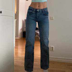 Säljer dessa populära midwaist straightleg jeans från zara då de är för korta på mig! Använd endast ett fåtal ggr. 200kr + frakt
