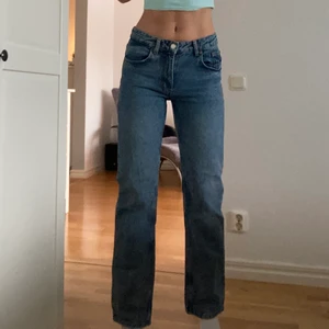 Jeans - Säljer dessa populära midwaist straightleg jeans från zara då de är för korta på mig! Använd endast ett fåtal ggr. 200kr + frakt
