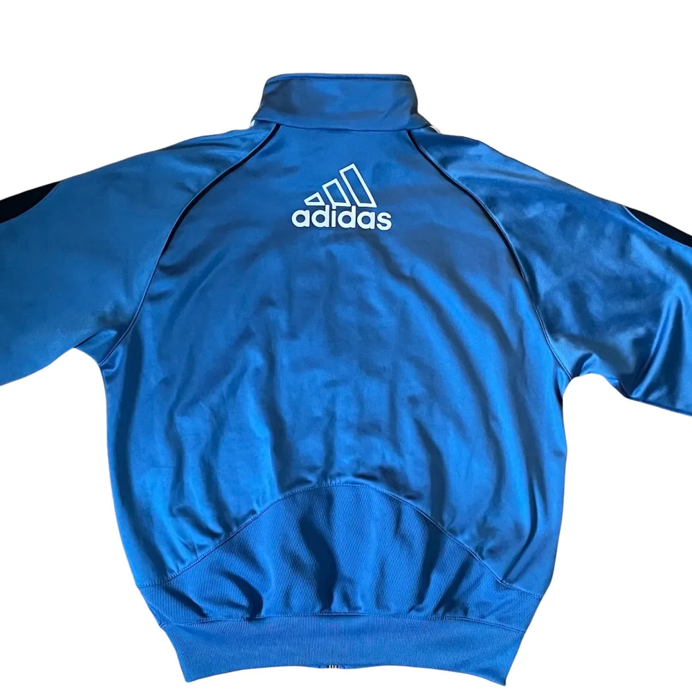 Superfin adidas zip-up, köpt second hand men i superfint skick! Storlek XL barn men passar XS/S 💙. Hoodies.