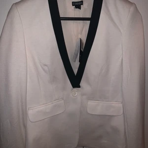 Kavaj  - Hej! Säljer en kavaj helt ny, 200kr (frakten är inräknad) etiketten är kvar 