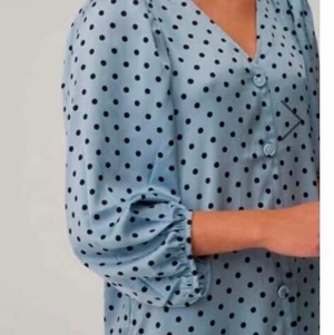 Lang blå kjole med prikker. Ubrugt  - Ubrugt 