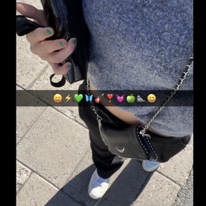 kostymbyxor  - Riktigt snygga komstymbyxor, med låg midja och vidare längst benet, tyvärr säljer jag dem då de har blivit lite för små för mig. Passar nån som har runt xs/s. Jag är 162 och de passar precis i längden så under 162 är ganska perfekt, beroende på hur man vill att dem ska sitta. Super fint skick! 