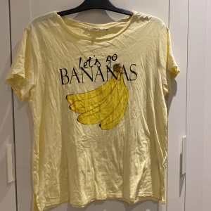 HM gul tshirt med tryck - Banantryck på gul tshirt från Hm, strlk L. OBS MÖTS UPP ELLER HÄMTAS I LIMHAMN/MALMÖ. SKICKAS EJ