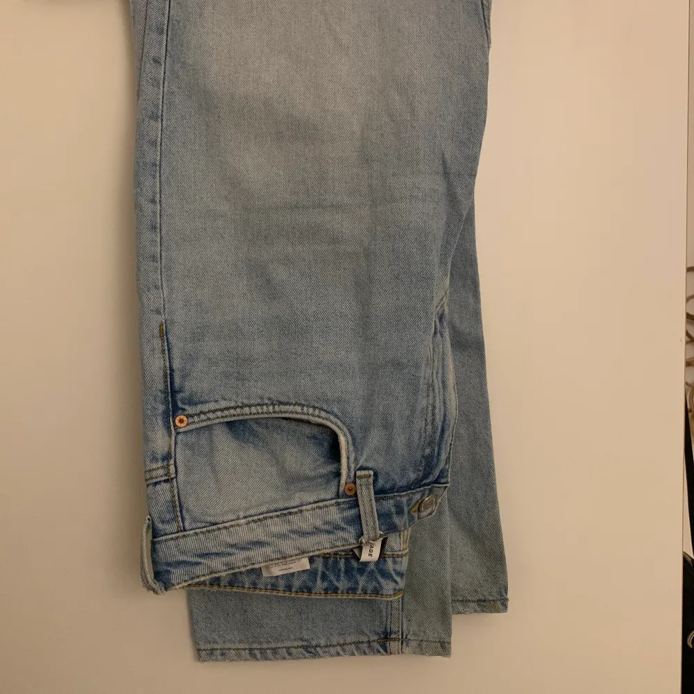 Snyggaste jeansen från weekday i modellen voyage, färgen heter spring blue. Bra skick förutom lite slitningar (sista bilden) ✨ köpare står för frakt. Jeans & Byxor.