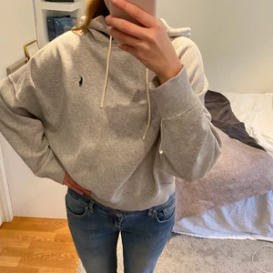 Hoodie  - Säljer denna supermysiga hoodie från Ralph lauren. Den är väl anvönd men i bra skick. DM vid intresse!💕💕 (köpare står för frakt)