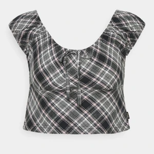 Croppad 90-tals topp - Söt rutig topp i unif-stil. Skulle säga att den är lite mindre i storleken så passar bäst S/M/38/40. Köparen står för frakt💗