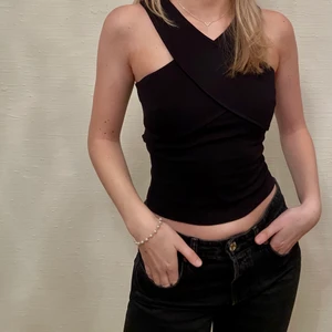 Festtopp  - Linne från HM med en snygg cut-out i ryggen. Storlek: XS  Pris: 90 Modellen är 176 och bär vanligtvis storlek S och 36.