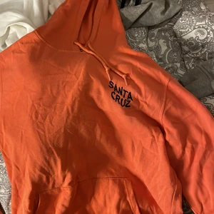 Santa cruz, Helly Hansen adidas - Säljer 4 olika hoodies, har två HH hoodies en vit och en gå storlek L. Santa cruz har också ett tryck på ryggen storlek S. Adidas Xs-s