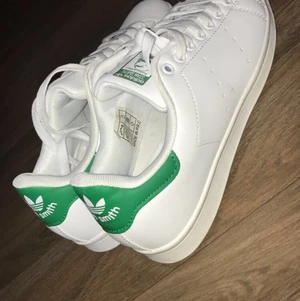 Adidasskor - Säljer dessa ” adidas skor ” då jag har köpt dom här på Plick för 500kr. Då dom inte inte heller kommer till användning. Dom passade inte heller eftersom dom var lite små. 