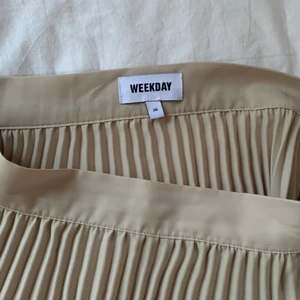 Plisserad kjol - Plisserad medellång kjol. Från Weekday i storlek 36! Frakt tillkommer❤️