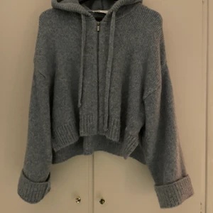 Trendig zara tröja! - Den trendiga zara tröjan, stickad blå kofta som är supermysig och snygg! Storlek S, 150kr men om fler är intresserade blir det budgivning💓 köparen står för frakten!