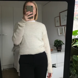 Stickad tröja &OtherStories - En beige tunt stickad tröja från Stories. Storlek xs. Alpacka- och ullblanding vilket ger den ”fluffig” yta. 