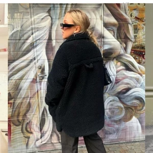 Teddy jacka  - Teddy jacka i beige, även fast de är bild på en svart. Hittade ingen bild på den beige. Skriv privat för att få bilder på den beigea. Stor i storlek skulle passa en m också. Budning om fler vill ha