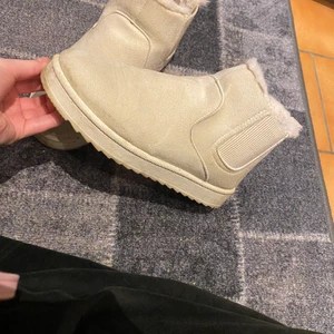 Mysiga skor - Ett par mysiga och lurviga skor, använda så de är lite smutsiga och har fläckar(se bild). Det går säkert bort vid tvätt  .Annars är dem väldigt sköna och lätta på foten men samtidigt varma❤️ köparen står för frakten. Köpta för 349kr men säljer för 50kr💞