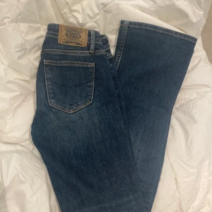 Lågmidjade crocker jeans  - Säljer dessa populära lågmidjade crocker jeans i en bootcut model, väldigt snygga men tyvärr för små för mig.🧸