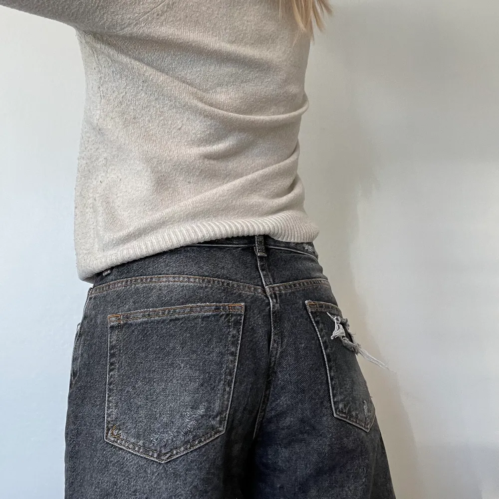 Snygga jeans som jag tyvärr aldrig får användning av❤️‍🔥❤️‍🔥 dom är i storlek M men skulle säga att dom är i S. Jeans & Byxor.