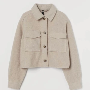 Beige jacka - Säljer denna super snygga jacka. Den är i bra skick och endast använd ca 3 gånger. Den är ganska tjock så och passar perfekt till höst och vår. Den är i storlek M men passar även S om man vill ha lite oversized. Säljer endast för bra pris och Köparen står för frakten!