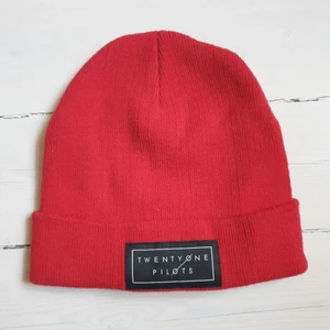 Röd Mössa Twenty One Pilots - Röd mössa med Twenty One Pilots märke från 2016 (Blurryface). Mycket stretchig och passar alla storlekar. Bra kvalitet och inget slitage. Kan frakta eller mötas i Stockholm:)
