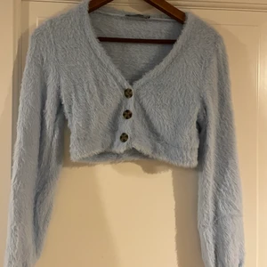 Croppad tröja från bershka - Jättefint skick, knappast använd. Lurvig jättemysig tröja. 