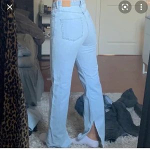 Weekday jeans row slit - Säljer dessa blåa jeansen med slits från weekday i modellen row/rowe. De är superfint skick men säljer då jag inte använder. Nypris är 500kr. Säljer för 300 men pris kan diskuteras. Storlek W25L32. De får över skorna på mig som är 164cm lång. De är supersköna. Obs lånad bild