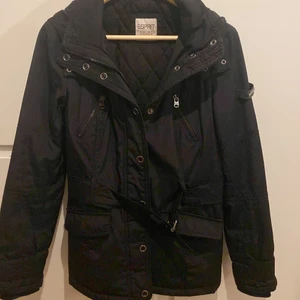 Esprit jacka - Svart jacka i väldigt bra skick. Jackan har 2 sidofickor och 2 bröstfickor.