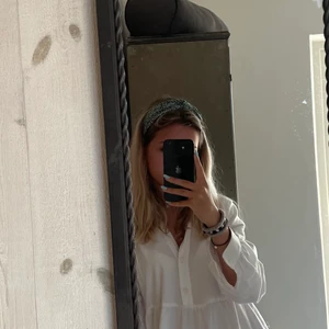 Hårband  - Super gulligt hårband från & Other Stories! Köptes sommaren 21 och använts kanske 3 ggr och är som helt ny!!! Nypris 249